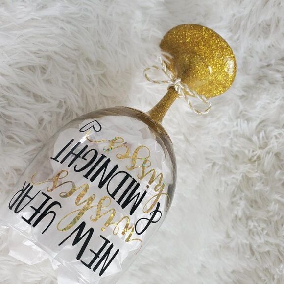 New Year's Wishes Midnight Kisses Gold Glittered Stemmed Wine Glass - Picture 9 of 10
